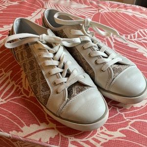 Super cute Guess Tennis shoes 8.5 great condition!